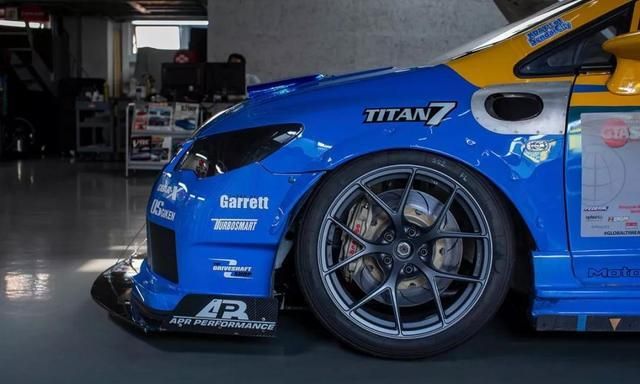 一身"蓝黄"涂装的本田大家一定有印象,这是spoon标志性的涂装.