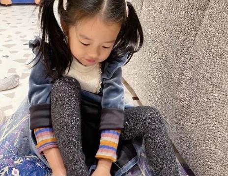 陈赫首晒女儿正脸照,穿蓝色纱裙像公主,鹅蛋脸高鼻梁十分出众