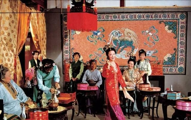 贾宝玉生日夜宴为什么不邀请王熙凤参加平儿无心之语道出答案