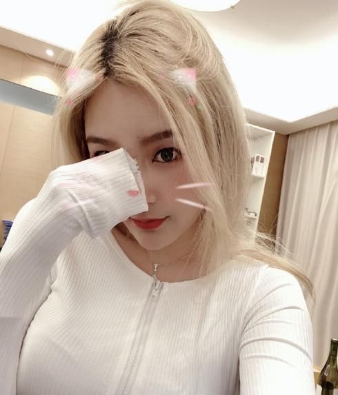 rita究竟有多美?首晒后台圣诞照,网友:lpl第一排面当之无愧