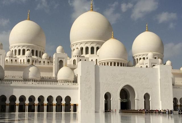 这个建筑就是麦加大清真寺,位于沙特阿拉伯麦加城中心,是伊斯兰教第一