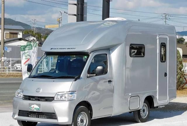 新款丰田微卡房车长啥样车高267米能住5人自动挡真方便