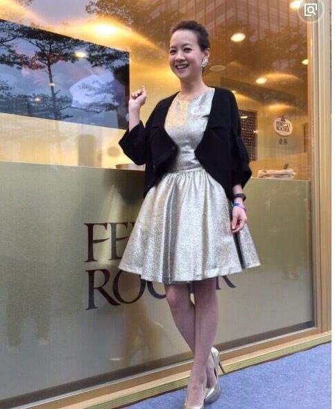 曾宝仪本来就是个普通人,47岁了身材会走形,脸上也会有皱纹