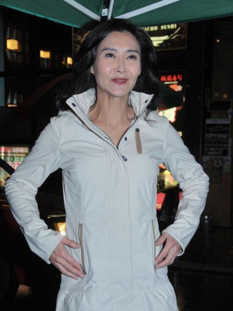 叶玉卿的化妆水平不太高雷人眼影不慎显老蕾丝裙难撑气场