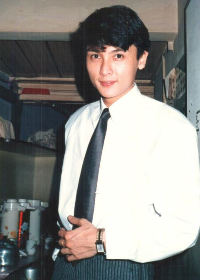 关礼杰一家六口近照曝光,长女硕士毕业颜值高,小女儿想参加女团