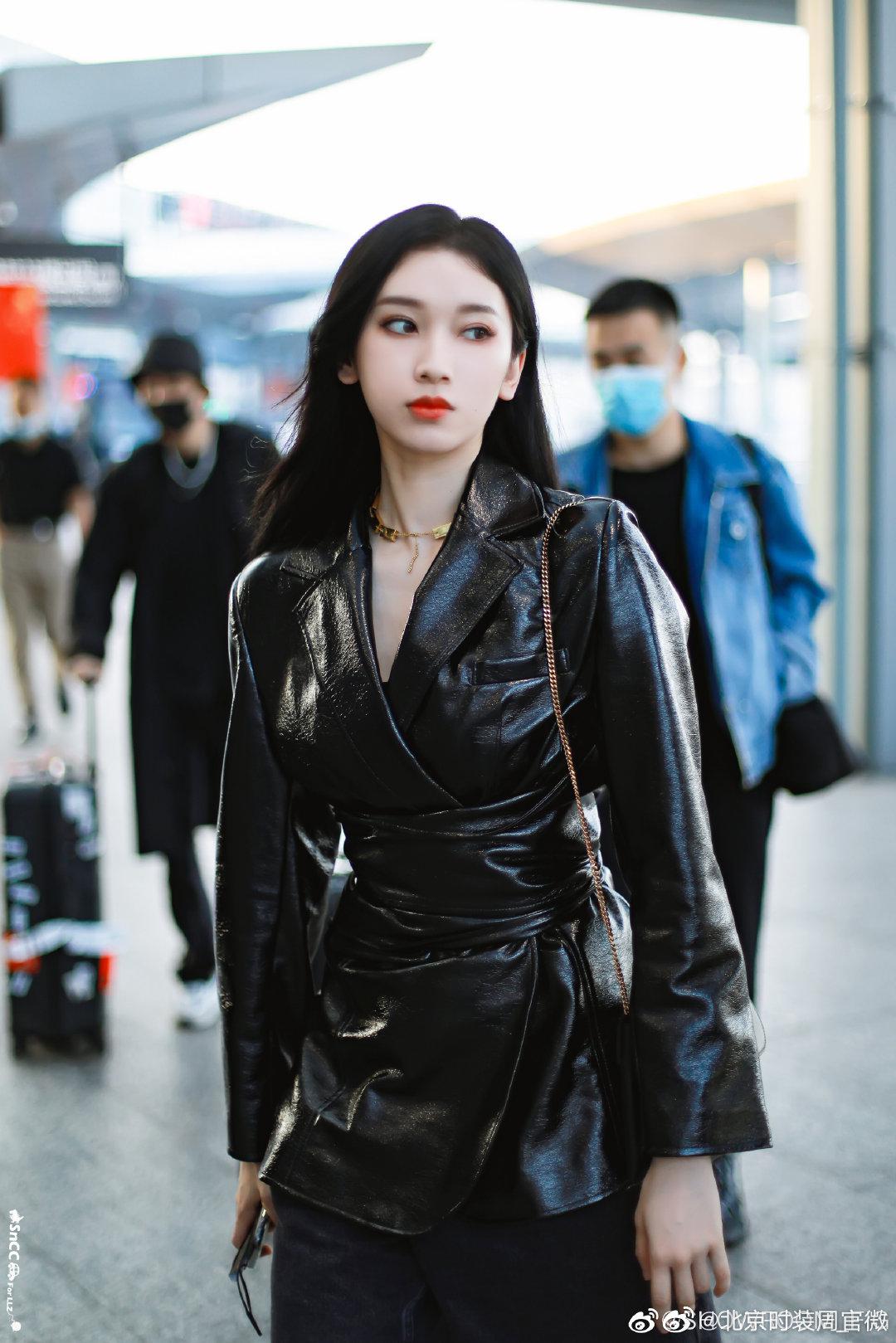 穿皮衣自带气场的女星