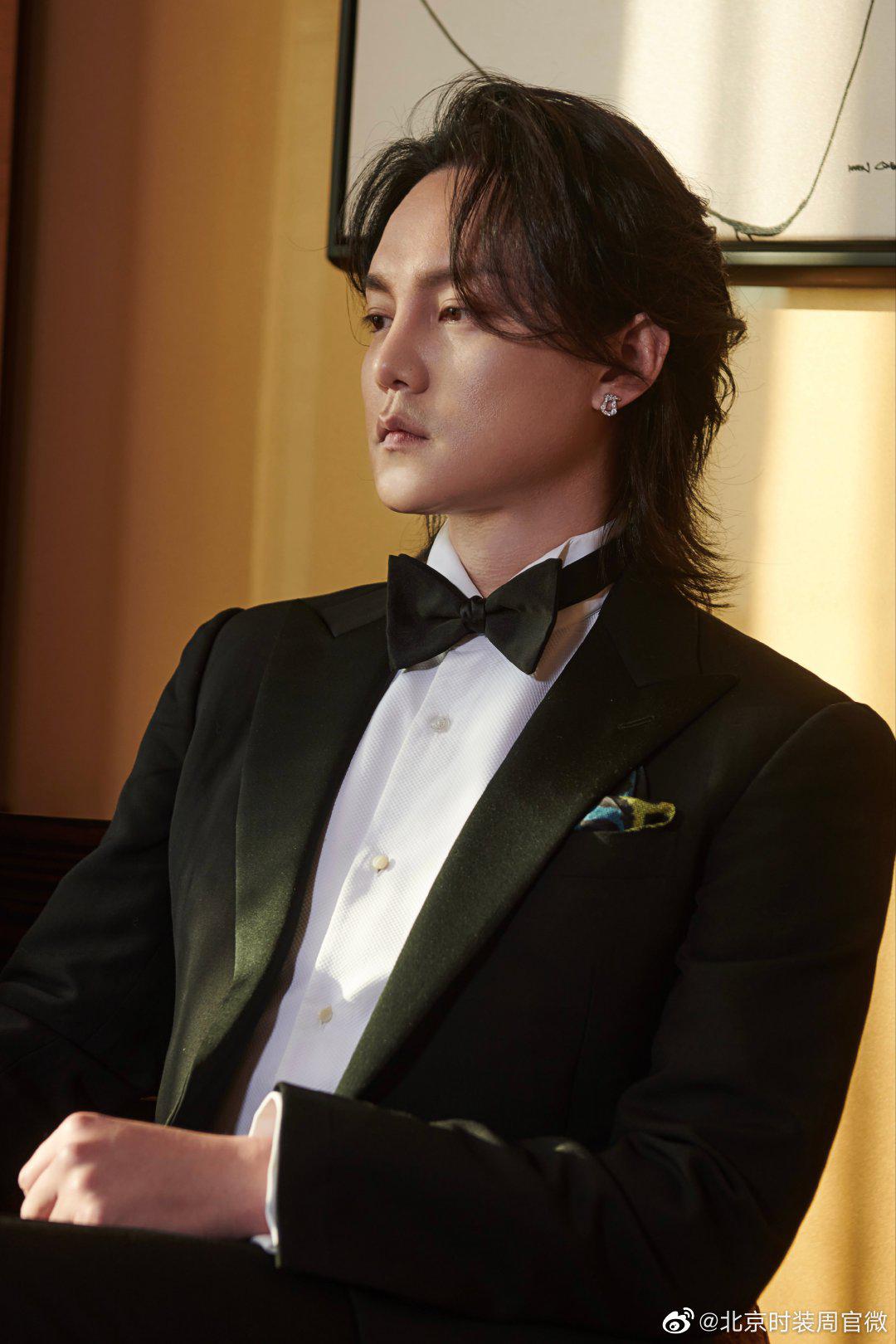 演员尹正以经典的黑色西装搭配fred斐登白金珠宝亮相