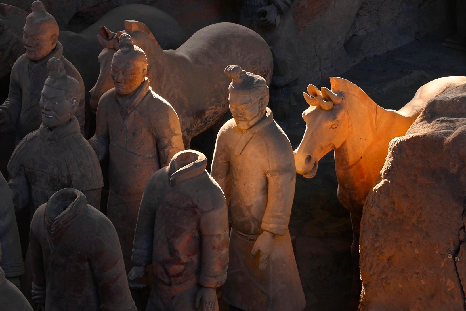 冬至阳光勾勒出金色兵马俑