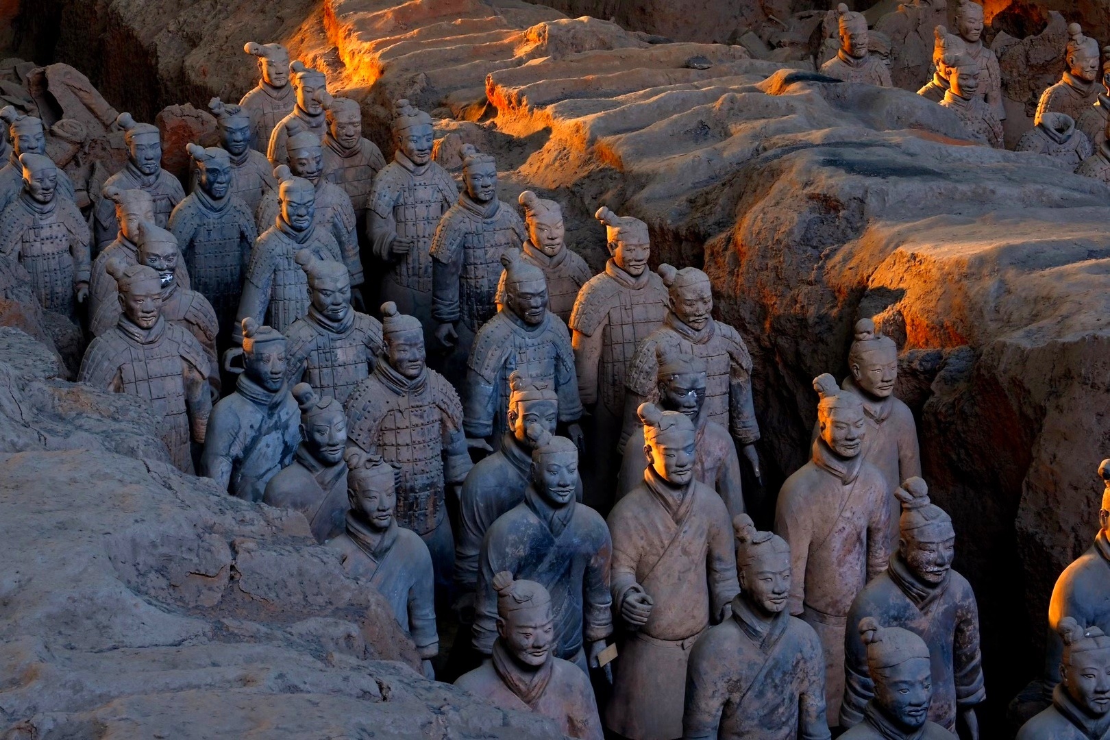 冬至阳光勾勒出金色兵马俑