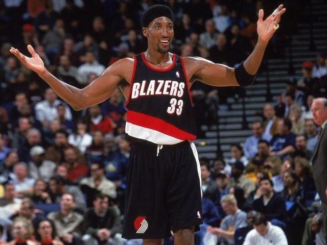 随后,在开拓者,进入过一次西部决赛,被湖人淘汰,并在随后两年连续被