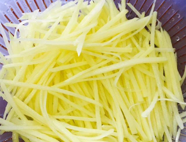炒土豆丝时是先倒醋还是后倒醋许多人放错了怪不得不好吃