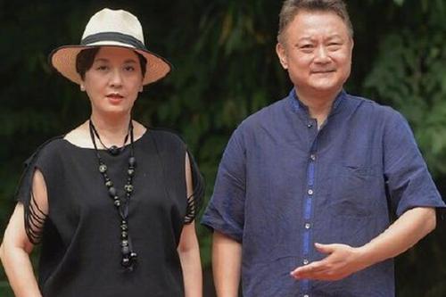 邓婕虽然是个明星,但穿的很普通,在人群中毫不起眼