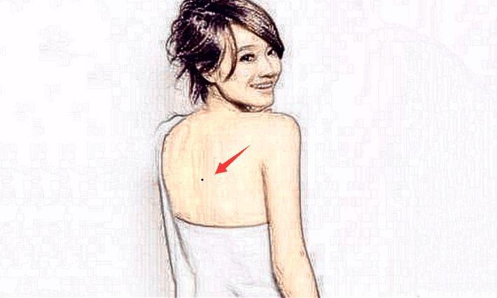 五,背部中央长痣长在背部正中央的痣,在痣相中又称福如东海痣,拥有此