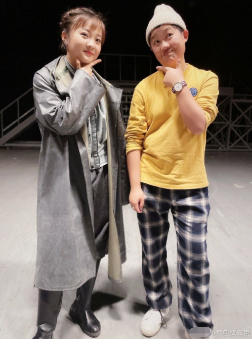 林妙可表演后台合影脸变形好友贾云哲送花二人身高相仿有cp感