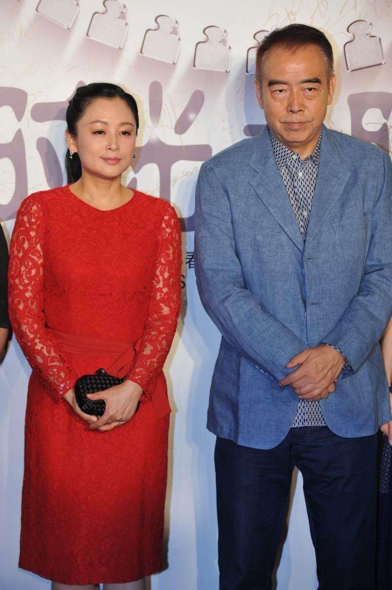 陈红成功老成了倪萍,但没有倪萍自信,穿年轻衣服还要修图