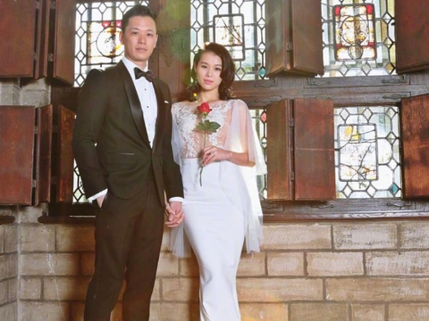 胡杏儿在晒与老公的结婚照,庆祝结婚五周年.