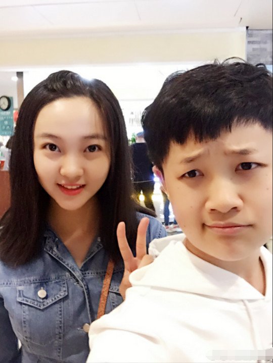 林妙可表演后台合影脸变形,好友贾云哲送花二人身高相仿有cp感