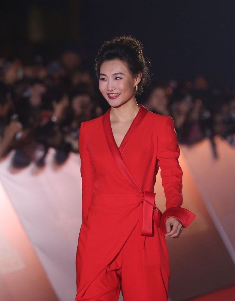 央视主持人气质都好,李梓萌打扮清爽高级,张蕾穿的温婉知性