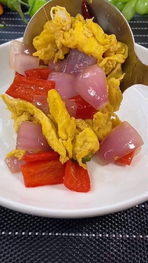 鸡蛋到底是荤菜还是素菜呢? 好吃的洋葱炒鸡蛋你也试试吧