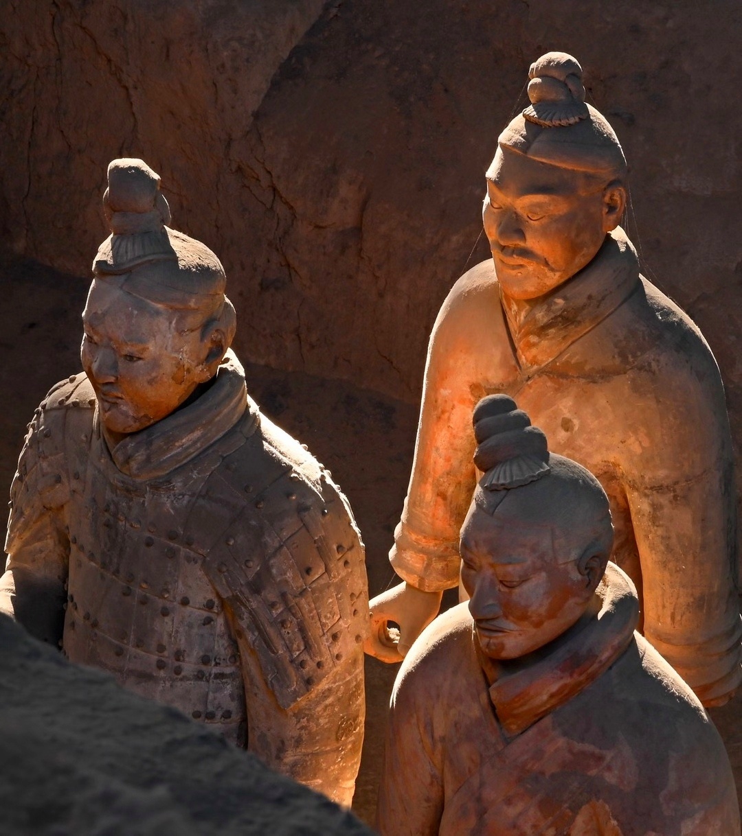 冬至阳光勾勒出金色兵马俑