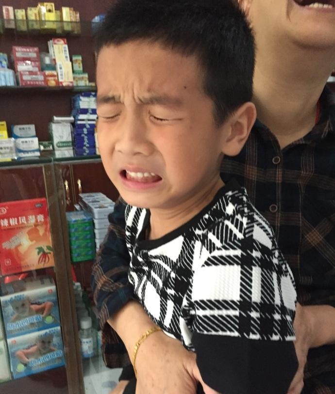 孩子打针痛哭结果孩子身后的姥姥却火了网友都乐了