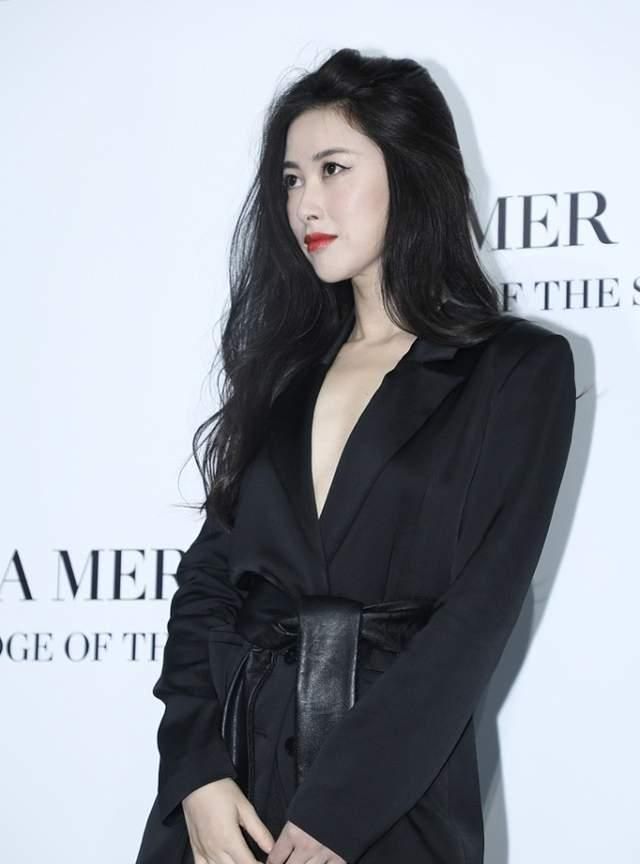 朱珠真是白出了新色号一套高端总裁装更显出女老板的气质