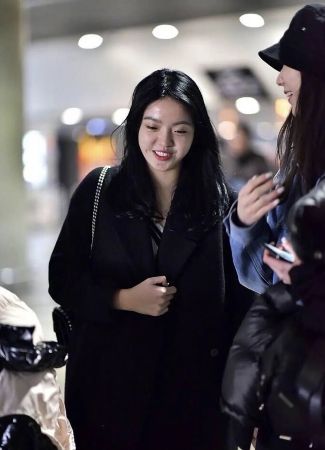 王中磊女儿王文也近照曝光黑长直发型太显清纯颜值变高不少