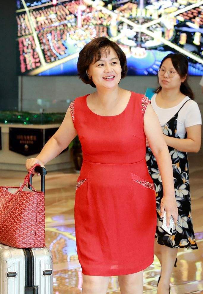 鞠萍年纪大了,加上身材有些发福,导致面部肿胀认不出