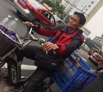 被打脸。郑州百世快递员自嘲,快件越来越多,不是每一件都送上楼休闲区蓝鸢梦想 - Www.slyday.coM