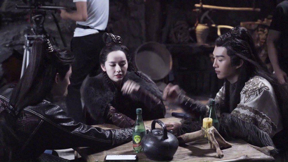 《灵域》最新花絮曝光,@范丞丞adam0616 片场化身幼稚鬼