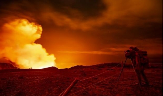美国火山狂暴喷发，地震随之而来，整个天空变成了橙红色休闲区蓝鸢梦想 - Www.slyday.coM