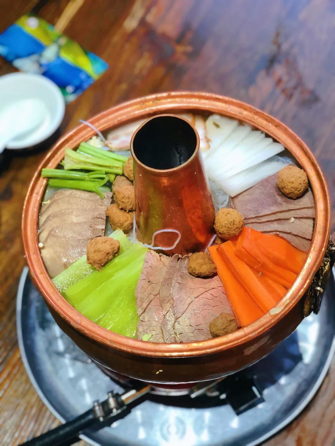 藏式火锅搭配均衡,孜然羊排入口即化,泛着咸味儿的酥油茶香浓暖心,洒