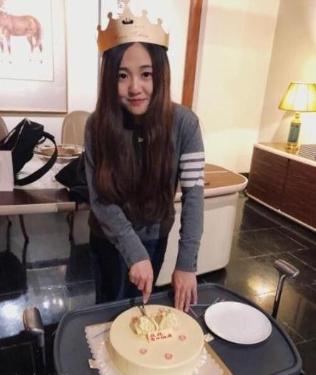 金龟子21岁女儿"稀罕"亮相,逆袭长大惊艳众人,难怪鲁豫看呆