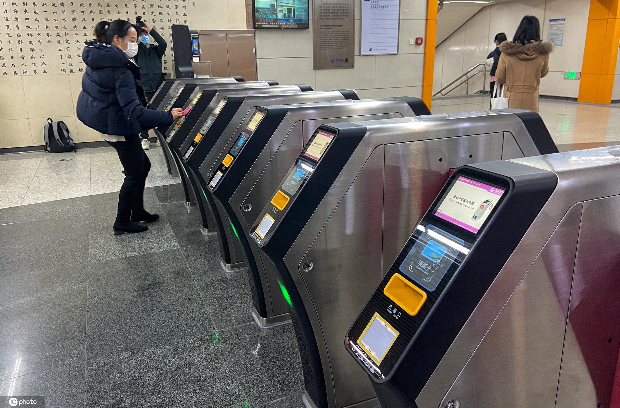 北京地铁刷卡闸机图片