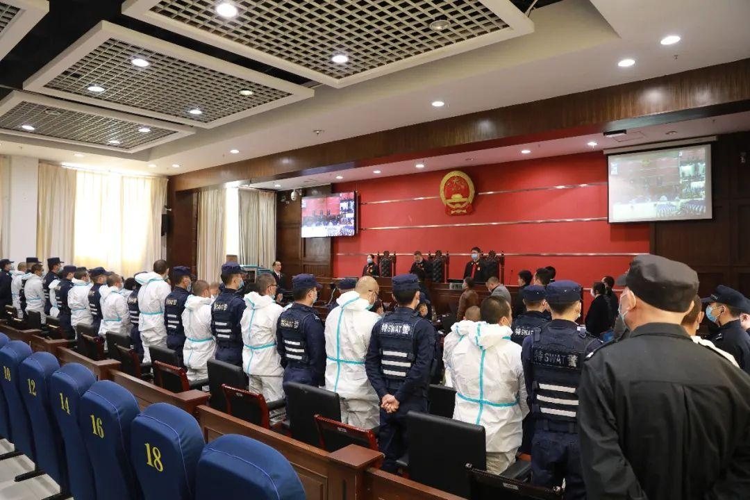 经审理查明,自1999年以来,梁世洪开设赌场聚众赌博