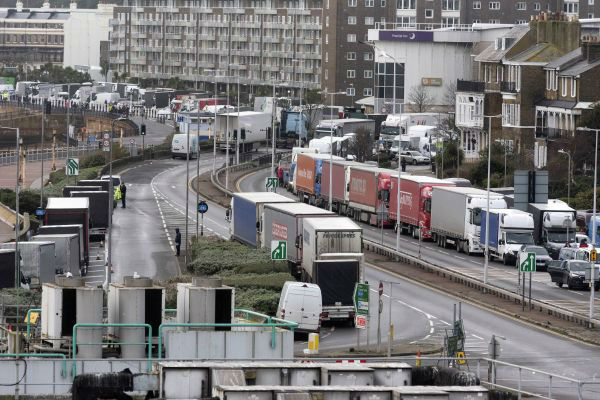这是12月22日在英国多佛拍摄的因多佛港关闭而在港口外排队的货车。新华社发（雷伊·唐摄）