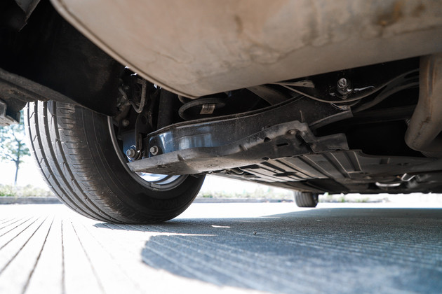 实拍的福克斯两厢自动锋潮型为后多连杆独立悬架底盘方面,1.