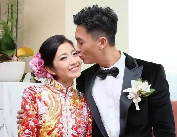 母亲是维吾尔族人,弟弟也是演员|陈自瑶|王浩信|维吾尔族_新浪新闻
