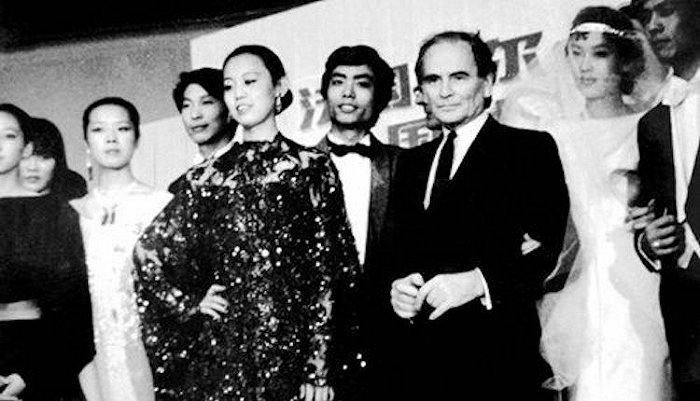 1981年，皮尔·卡丹在北京饭店举办的时装表演，他左边是宋怀桂。