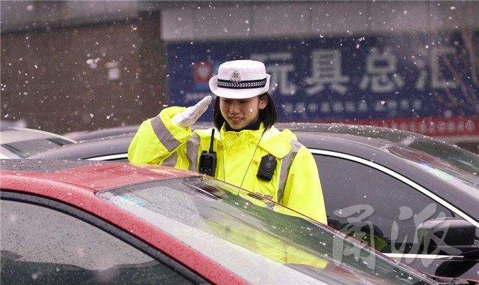 慈溪女交警在雨雪天疏导交通。图片来源：慈溪交警提供