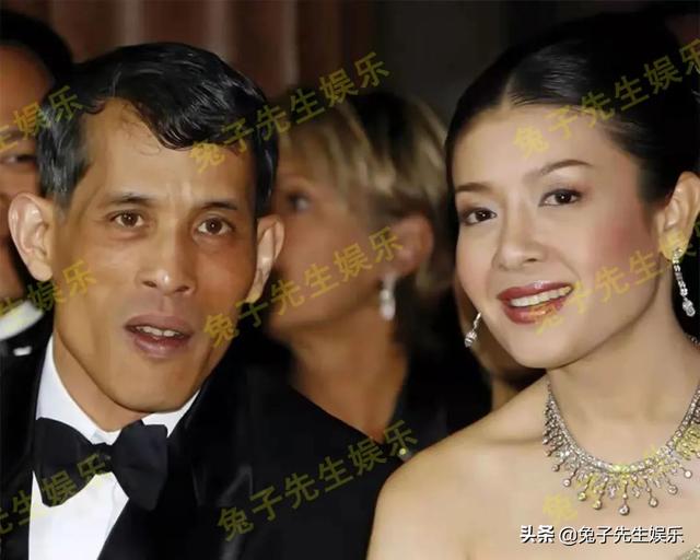 提帮功王子装愚钝,在泰王身边打瞌睡,为妈妈西拉米回家做足功夫