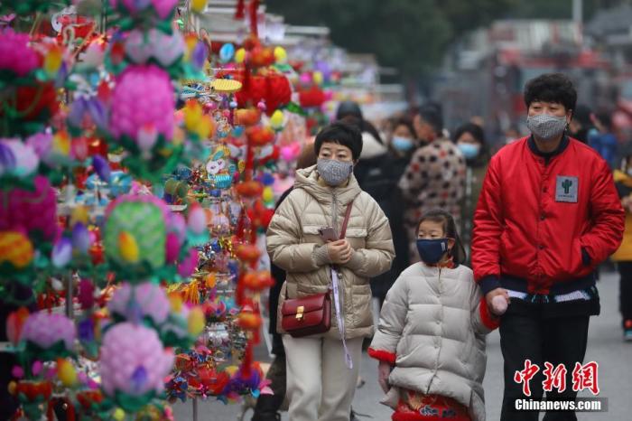 资料图：佩戴口罩的游客在南京夫子庙花灯市场游览。中新社记者 泱波 摄