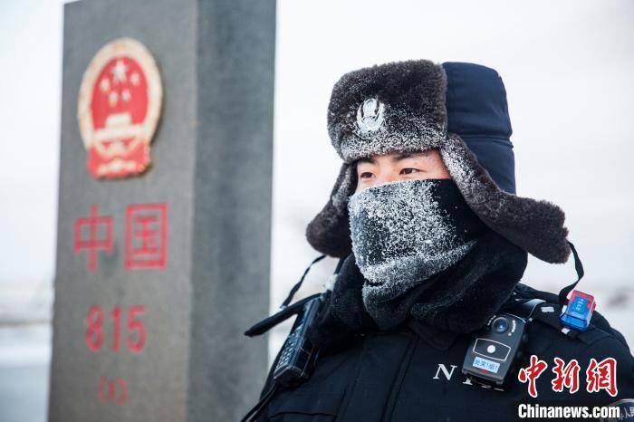 图为"速冻模式"下,在边境执勤的移民警察. 郭鹏杰 摄