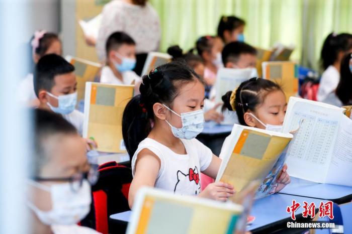 资料图：9月1日，武汉市江岸区博雅小学的学生们在教室里上语文课。 中新社记者 张畅 摄
