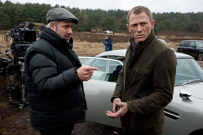 上图：Daniel Craig 饰演的 James Bond 身穿 Barbour 在《 Skyfall （007大破天幕杀机）》片场
