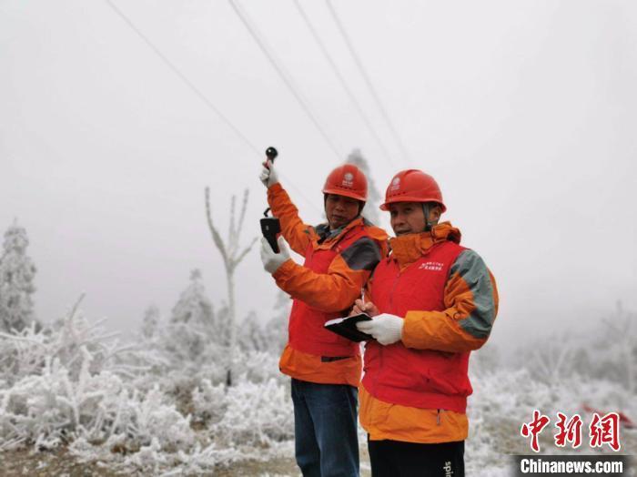  12月15日，国网娄底输电检修公司员工巡视110千伏岳龙杨线，并监测线路覆冰情况，确保线路设备安全稳定运行。李铭明 摄