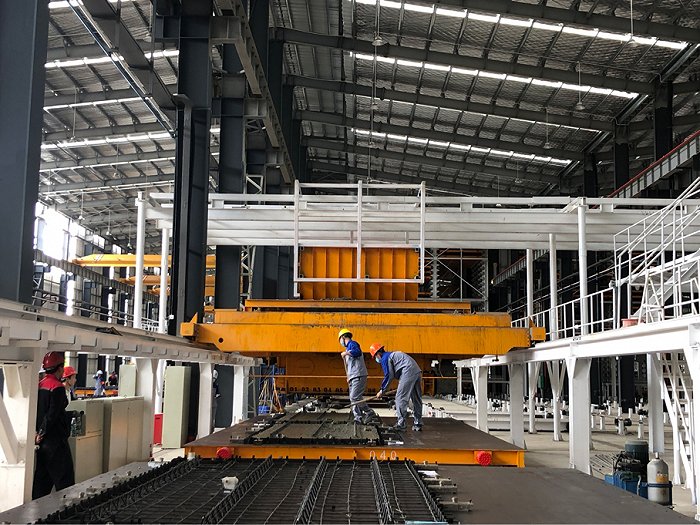 通俗点讲,就是用预制部品部件在工地装配而成的建筑,包括楼梯,墙板