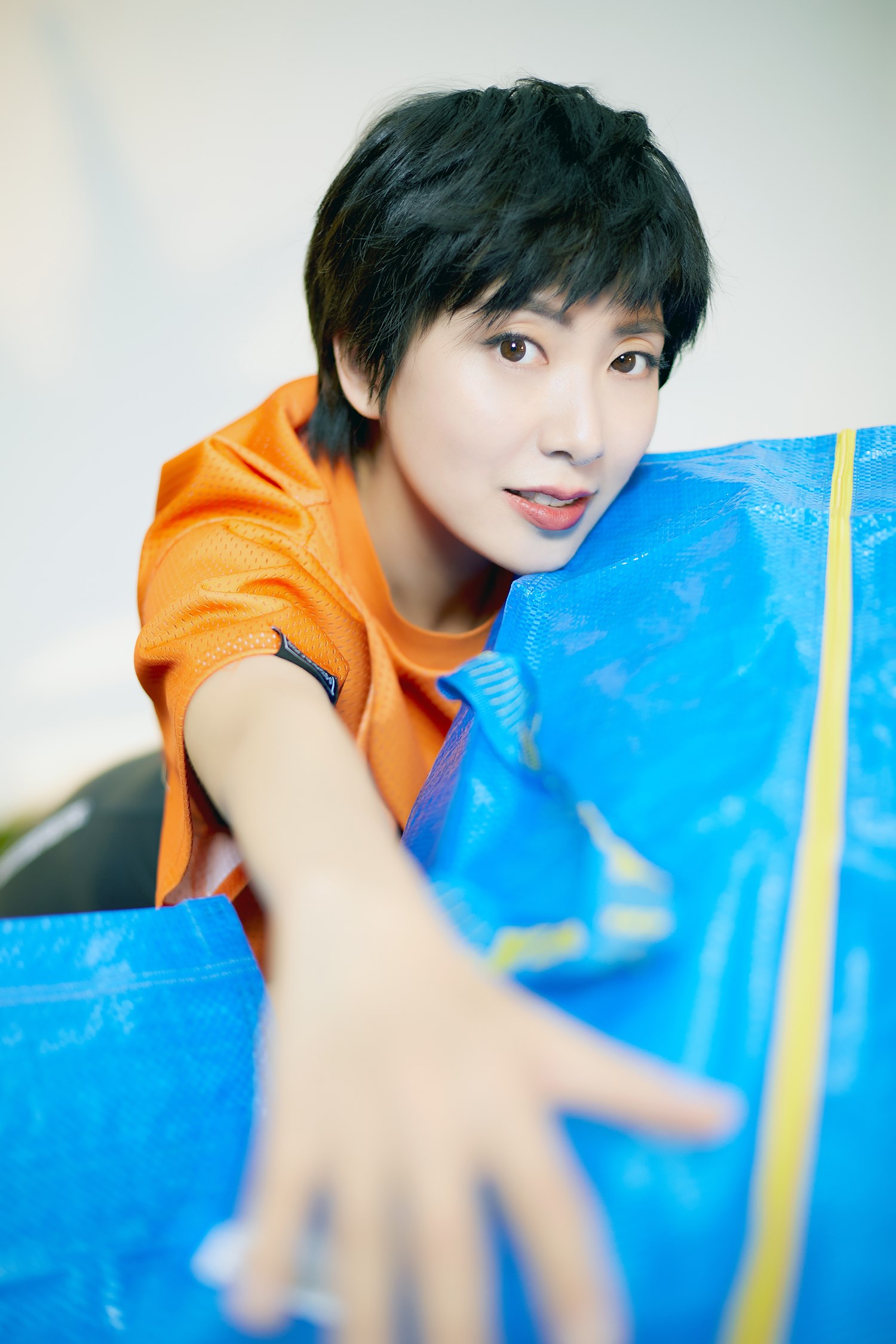 主持人紫檀"编织袋"时尚大片 轻松背出潮流感