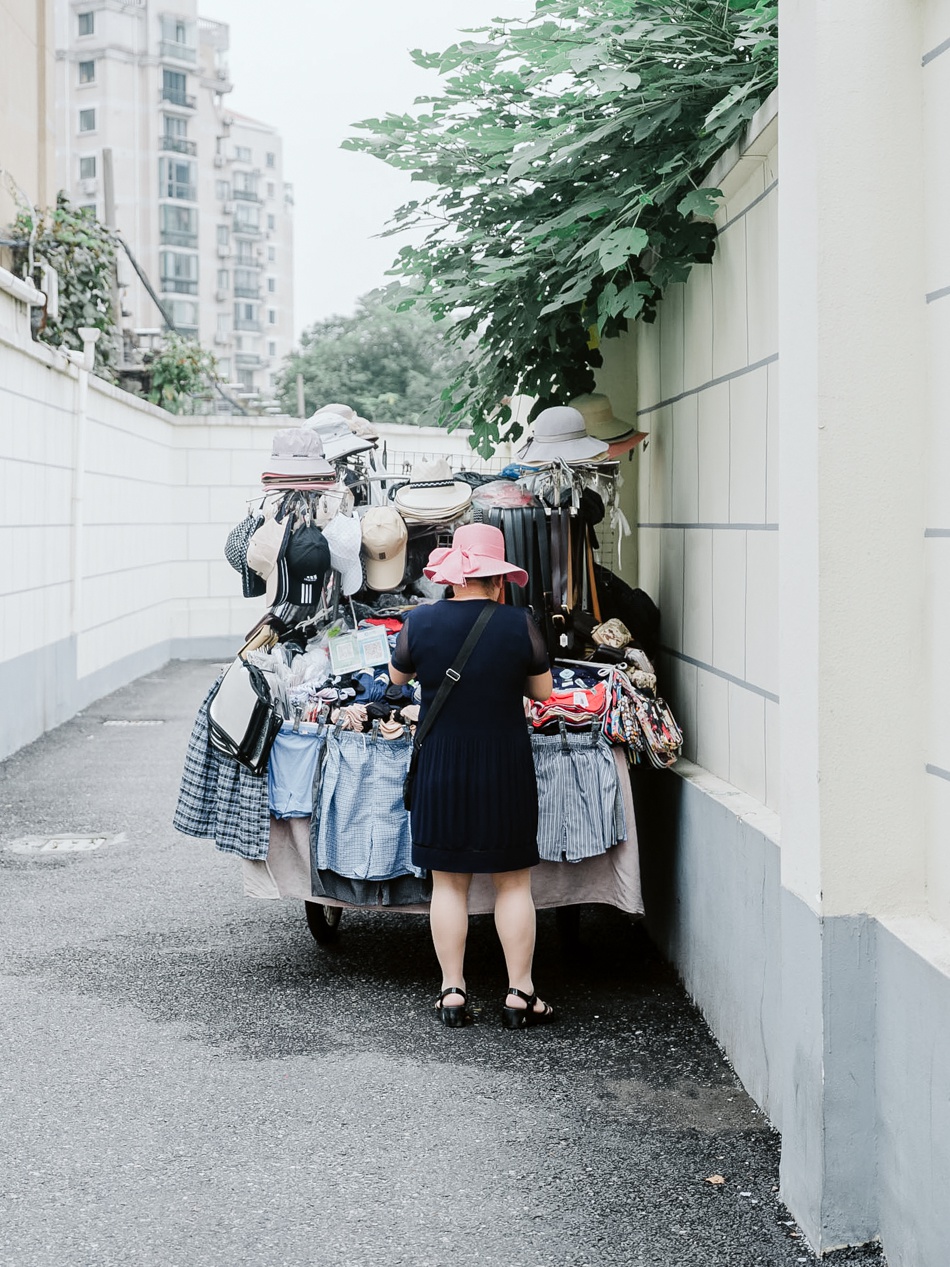 卖小商品的女人,上海静安区西苏州路近安远路,2020年9月16日.