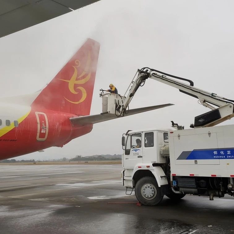 除冰车,除冰液,毛毯,姜茶 湖南机场集团全力备战新一轮寒潮
